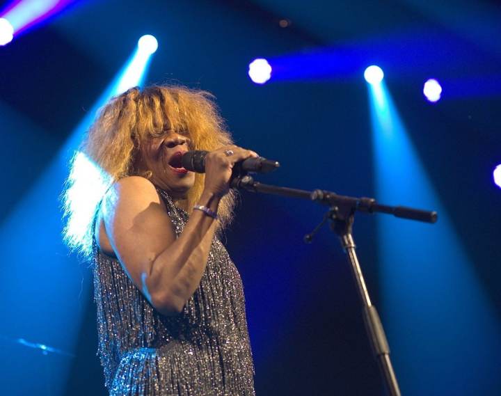 Hildegard Smiet als Tina Turner, live in blauw spotlicht